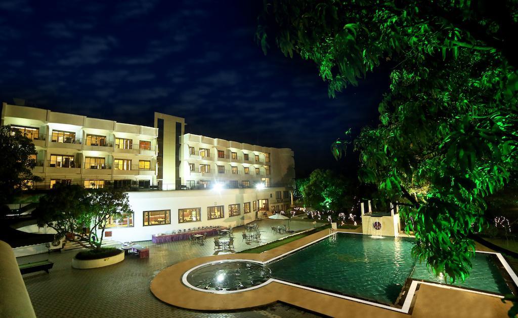 Pluz Resort Silvassa Extérieur photo